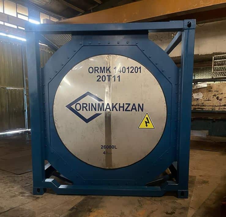 نمای روبه‌روی ایزوتانک صنعتی نصب‌شده در فریم استاندارد ISO برای حمل مایعات شیمیایی