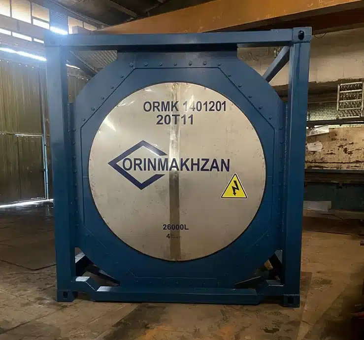 نمای روبه‌روی ایزوتانک صنعتی نصب‌شده در فریم استاندارد ISO برای حمل مایعات شیمیایی